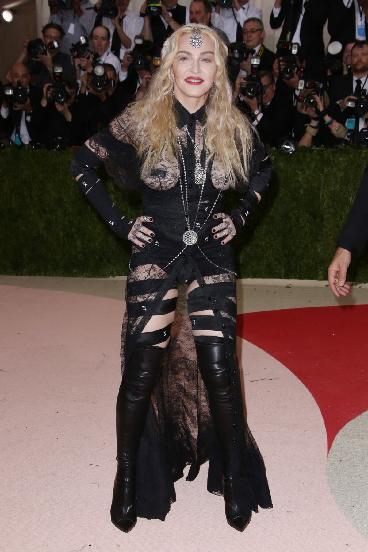 FOTO » Madonna, ţinută incendiară la Gala Met
