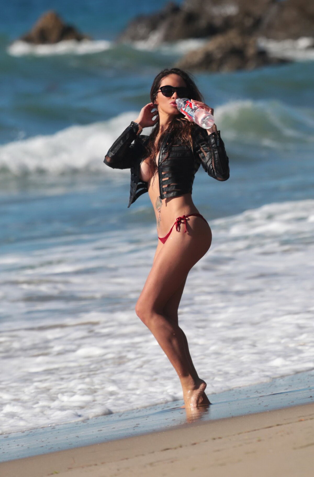 GALERIE FOTO » Are un posterior perfect şi îl arată cu nonşalanţă în faţa aparatului foto. Imagini unice din Malibu