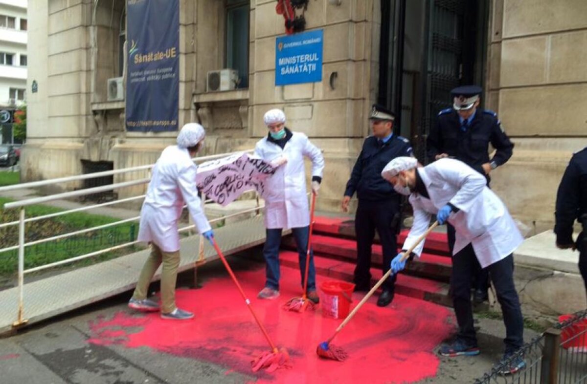 FOTO Protest la Ministerul Sănătății: "Ștergem urmele crimei"