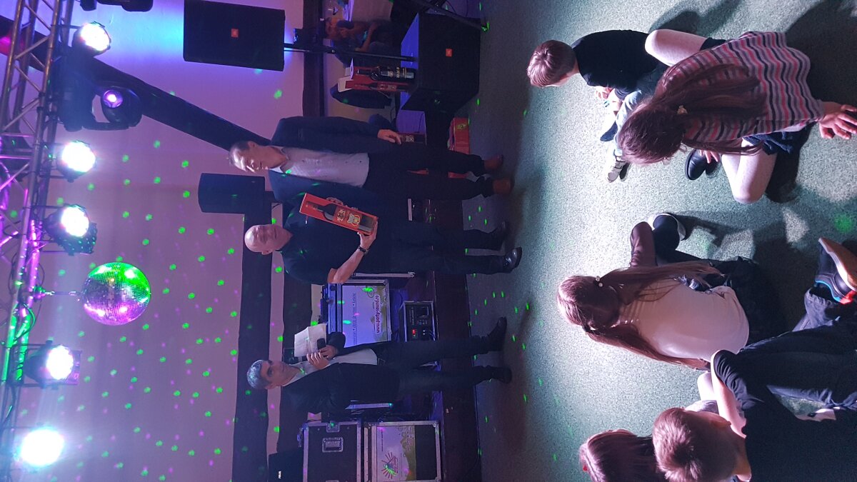 FOTO + VIDEO Distracție la Cheile Grădiștei » Jucătorii Stelei 86 au încins ringul de dans și au cântat cu foc