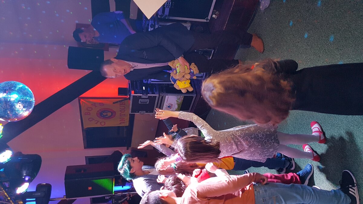 FOTO + VIDEO Distracție la Cheile Grădiștei » Jucătorii Stelei 86 au încins ringul de dans și au cântat cu foc