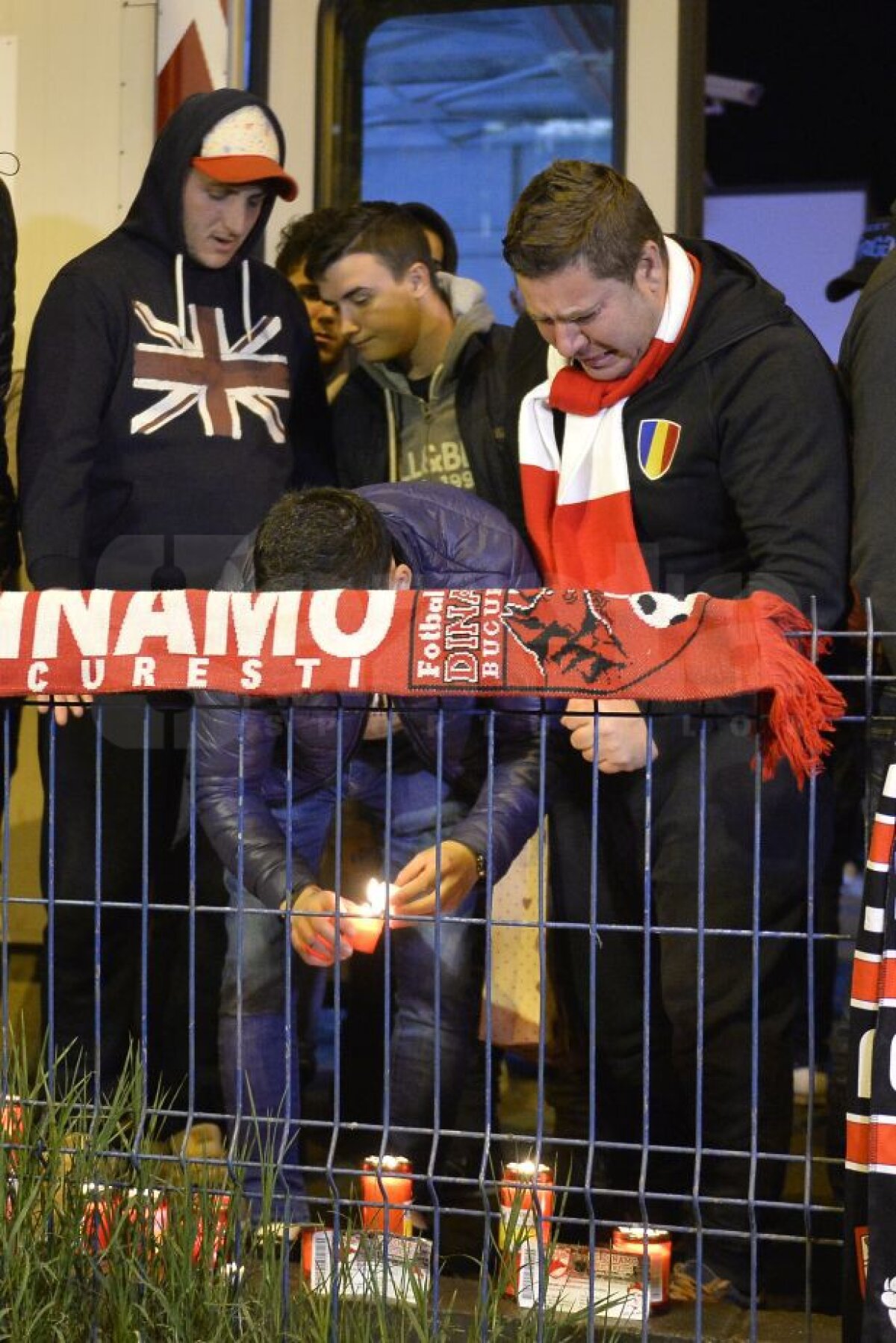 FOTO Durere fără margini » Dinamoviștii au plâns în hohote și au aprins lumânări la Urgență şi pe gazonul din Ştefan cel Mare! Jucătorii s-au alăturat