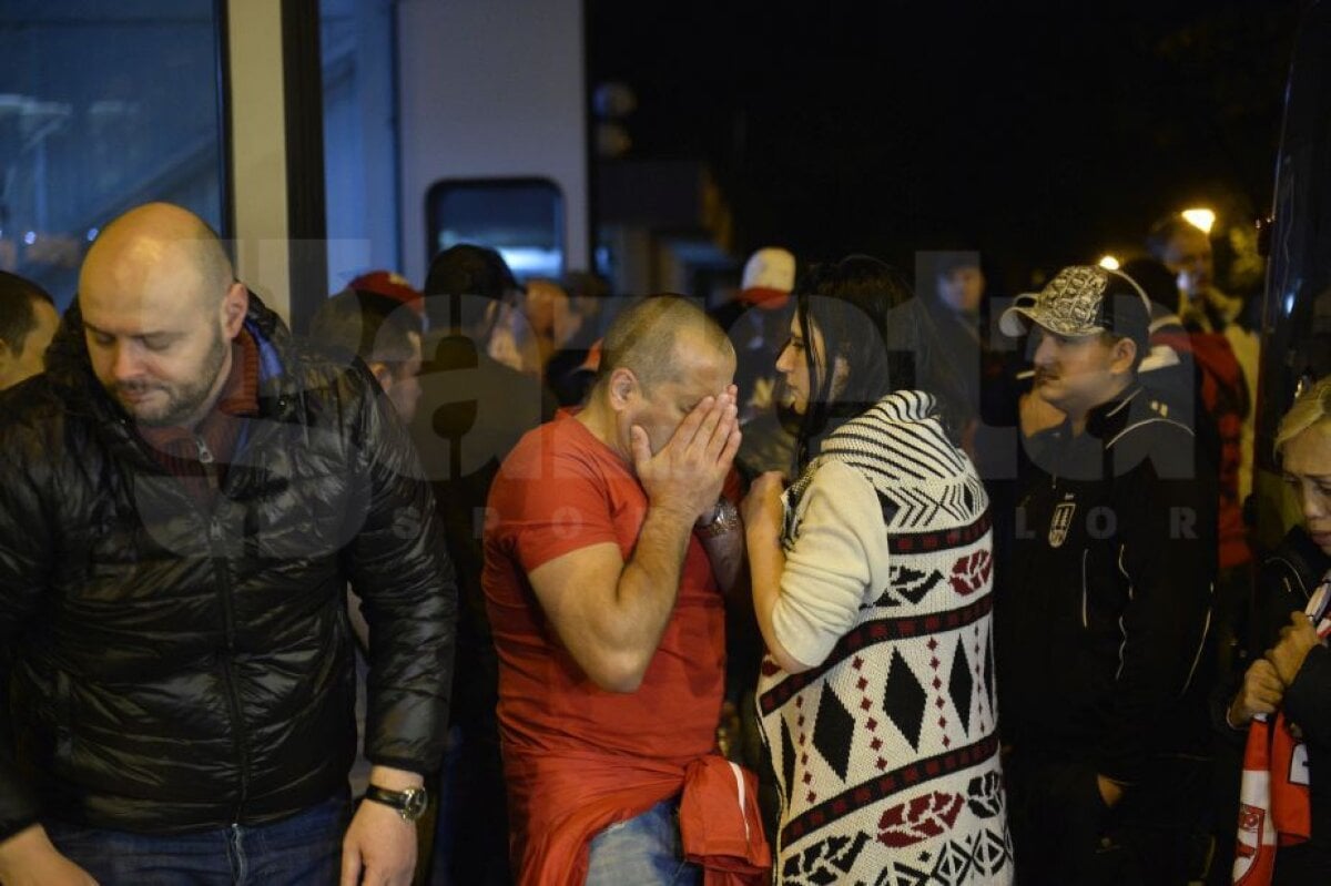 FOTO Durere fără margini » Dinamoviștii au plâns în hohote și au aprins lumânări la Urgență şi pe gazonul din Ştefan cel Mare! Jucătorii s-au alăturat