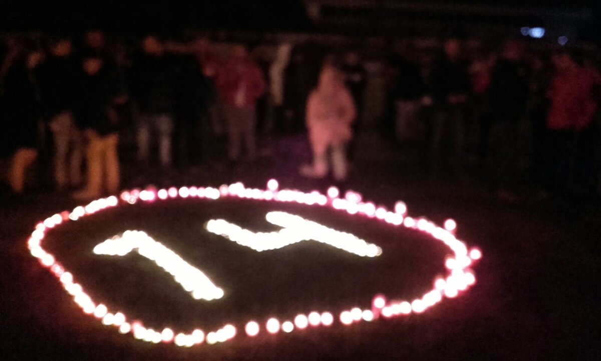 FOTO Durere fără margini » Dinamoviștii au plâns în hohote și au aprins lumânări la Urgență şi pe gazonul din Ştefan cel Mare! Jucătorii s-au alăturat