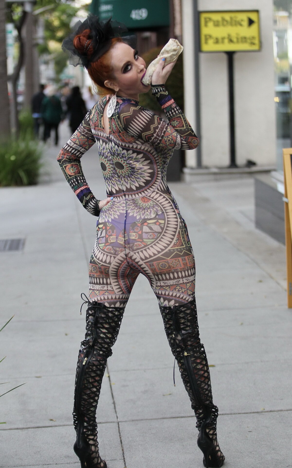 A îmbrăcat un outfit hidos şi s-a pozat mâncând shaorma! Phoebe Price, într-o ipostază jenantă