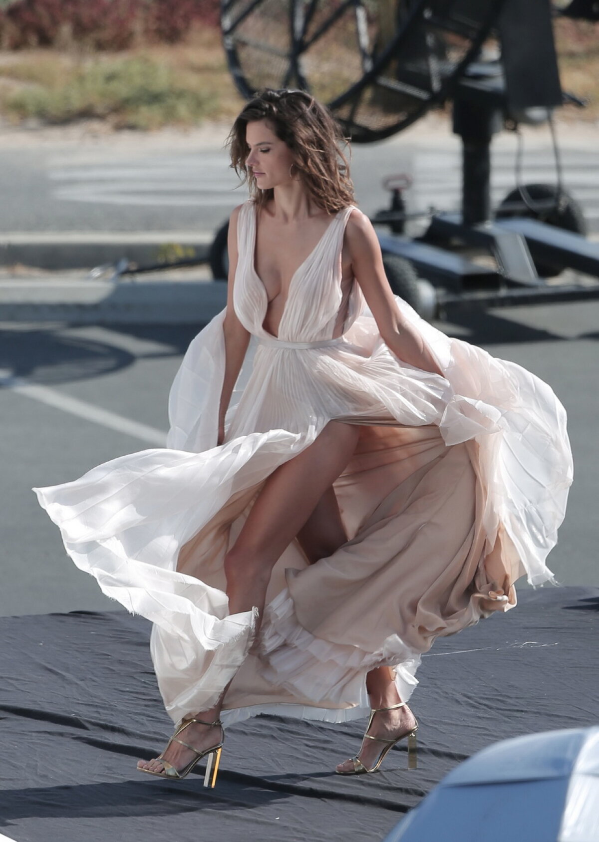 GALERIE FOTO » Alessandra Ambrosio, în ipostaze de infarct! Vântul i-a zburat rochia şi s-a văzut tot