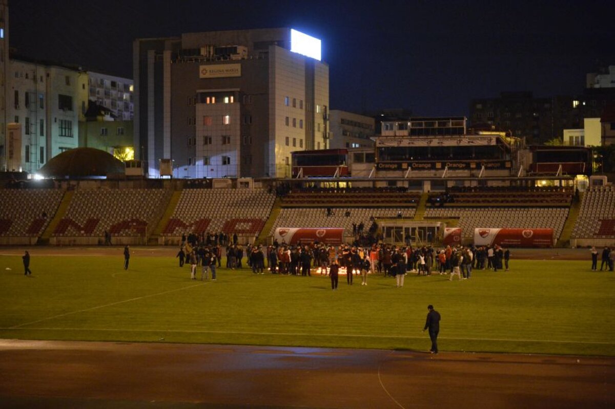 FOTO Durere fără margini » Dinamoviștii au plâns în hohote și au aprins lumânări la Urgență şi pe gazonul din Ştefan cel Mare! Jucătorii s-au alăturat