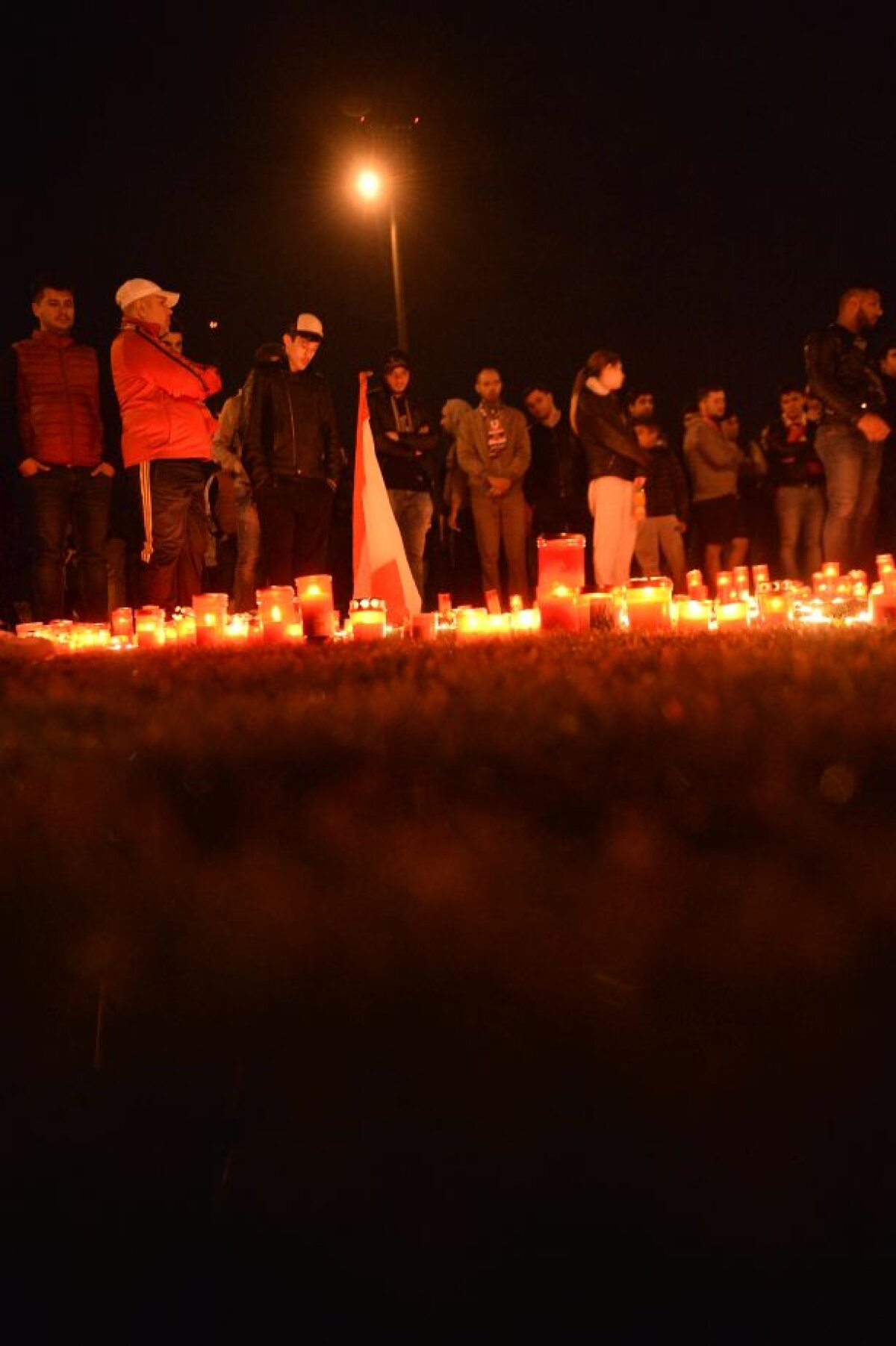FOTO Durere fără margini » Dinamoviștii au plâns în hohote și au aprins lumânări la Urgență şi pe gazonul din Ştefan cel Mare! Jucătorii s-au alăturat
