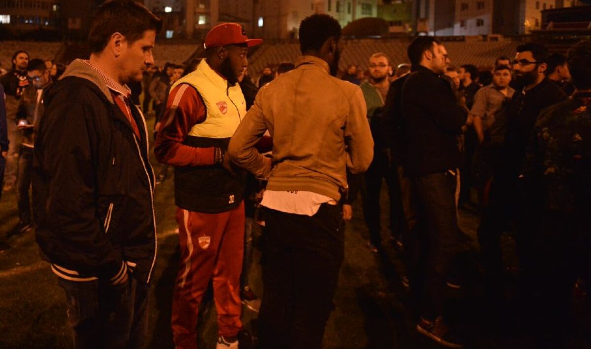 FOTO Durere fără margini » Dinamoviștii au plâns în hohote și au aprins lumânări la Urgență şi pe gazonul din Ştefan cel Mare! Jucătorii s-au alăturat