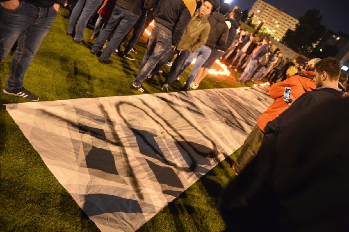FOTO Durere fără margini » Dinamoviștii au plâns în hohote și au aprins lumânări la Urgență şi pe gazonul din Ştefan cel Mare! Jucătorii s-au alăturat
