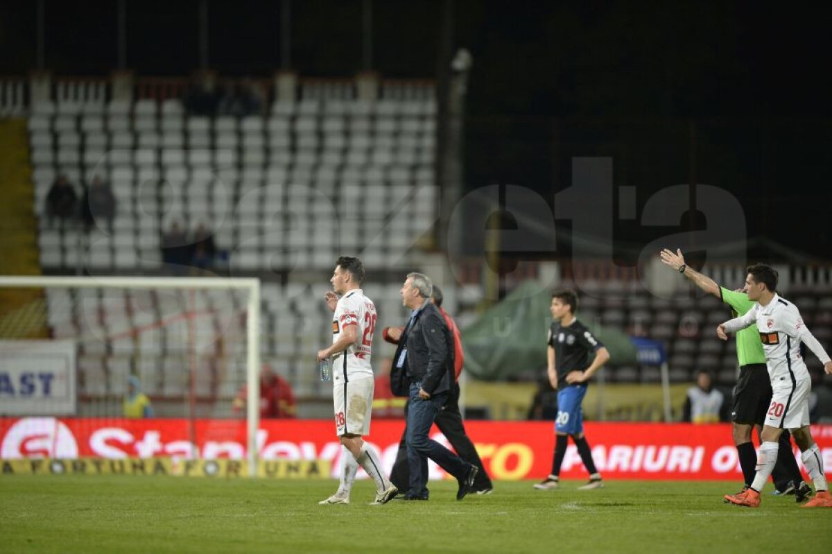FOTO Imaginile durerii » Jucătorii dinamoviști au plâns în hohote pe gazon, sfâșiați după tragedia lui Ekeng