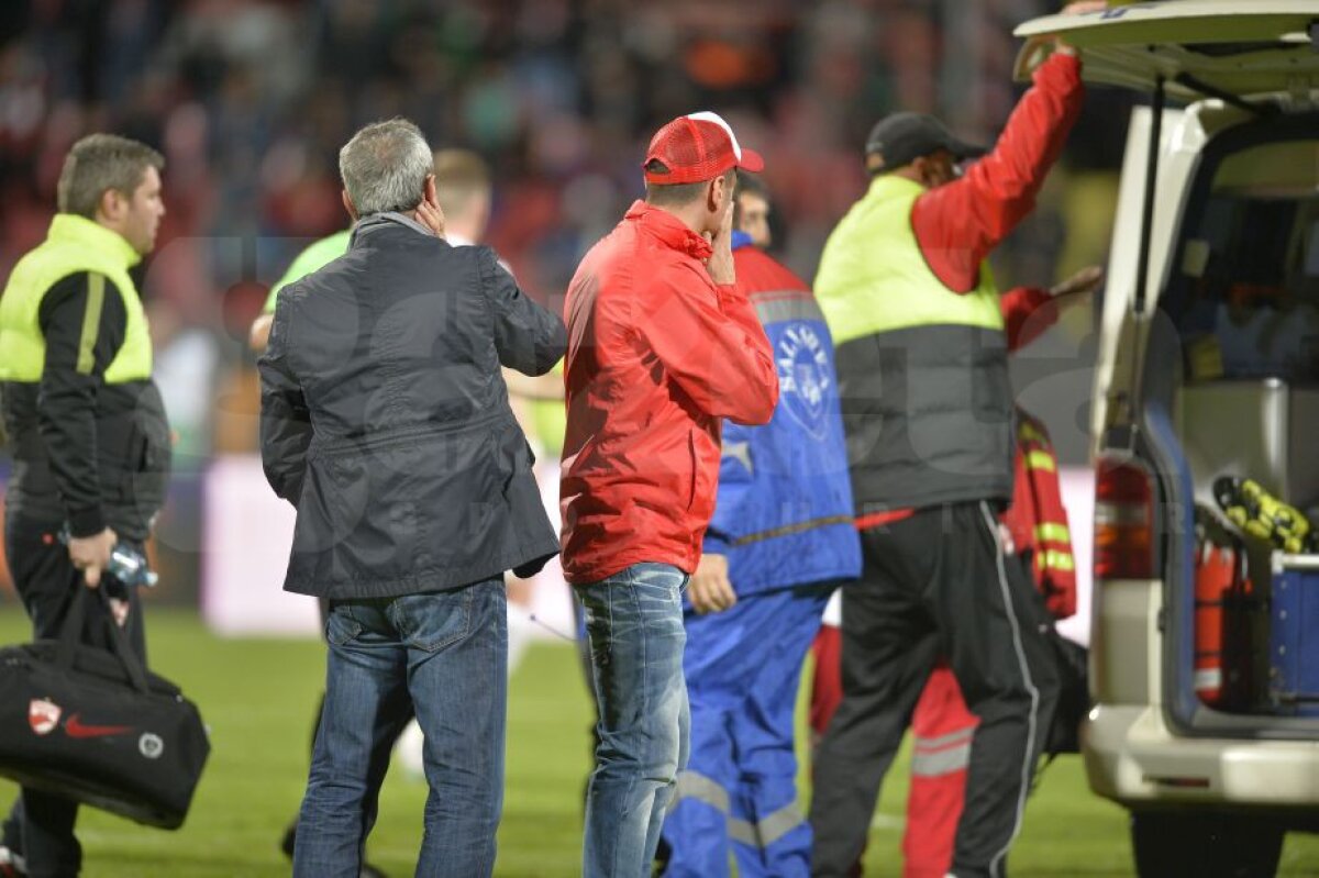 FOTO Imaginile durerii » Jucătorii dinamoviști au plâns în hohote pe gazon, sfâșiați după tragedia lui Ekeng