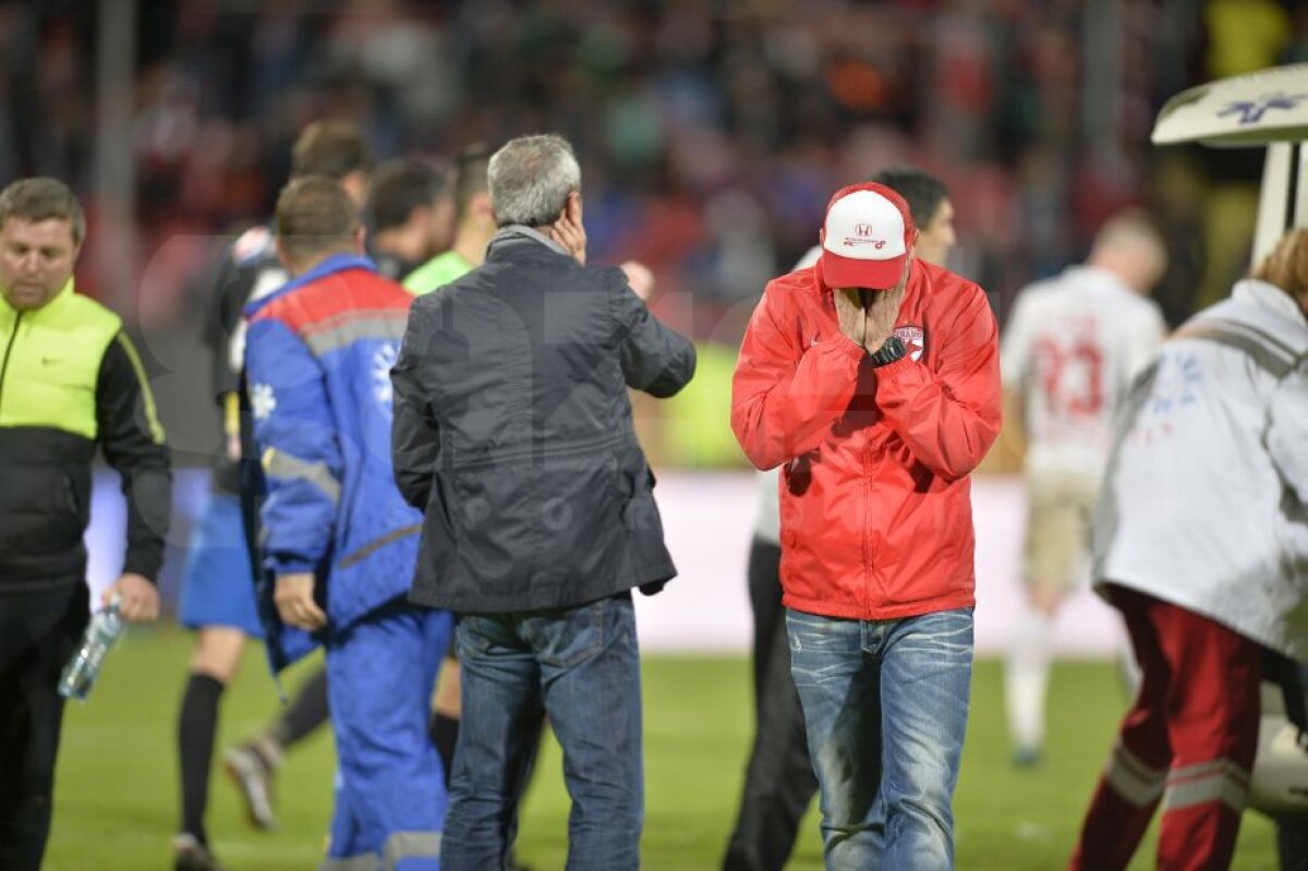 FOTO Imaginile durerii » Jucătorii dinamoviști au plâns în hohote pe gazon, sfâșiați după tragedia lui Ekeng