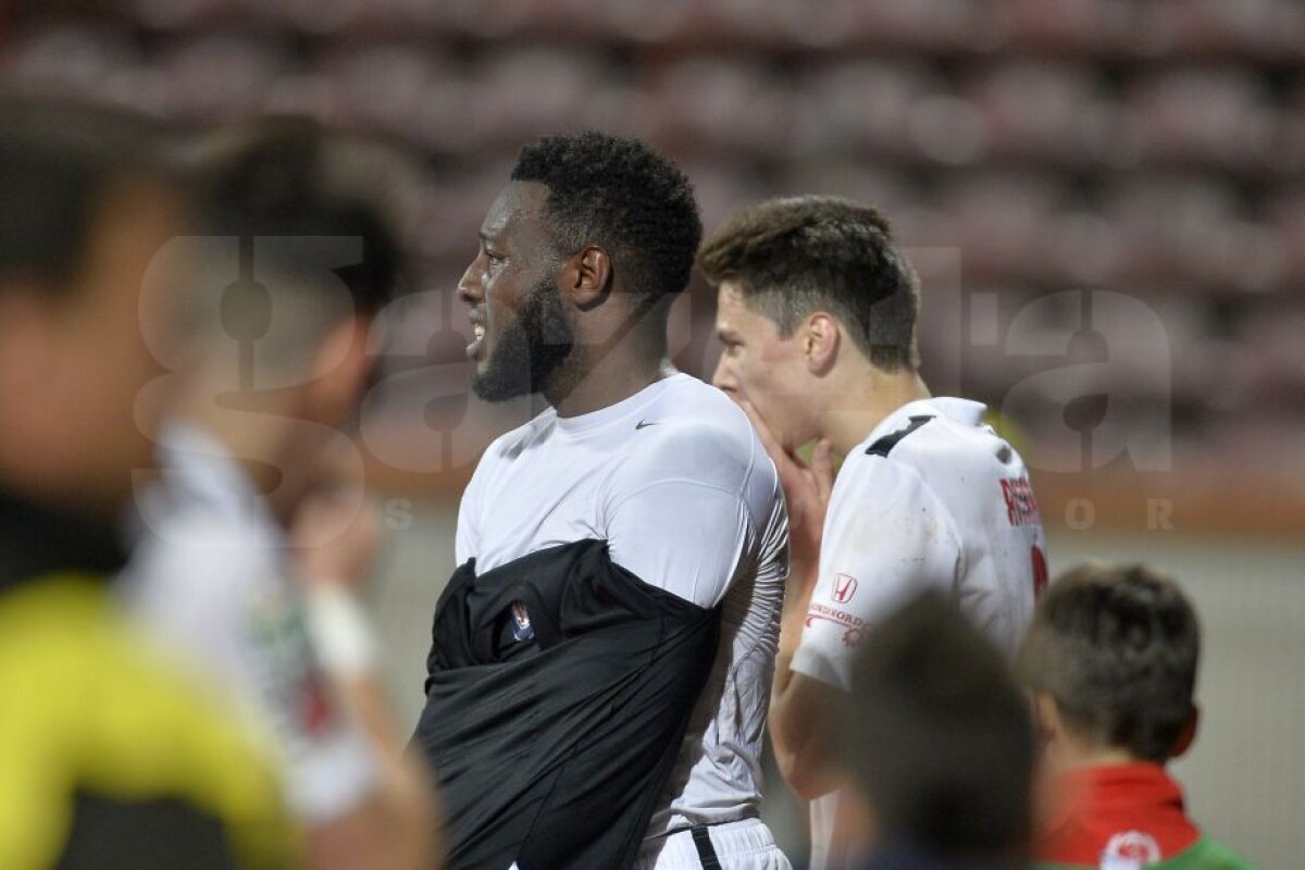 FOTO Imaginile durerii » Jucătorii dinamoviști au plâns în hohote pe gazon, sfâșiați după tragedia lui Ekeng