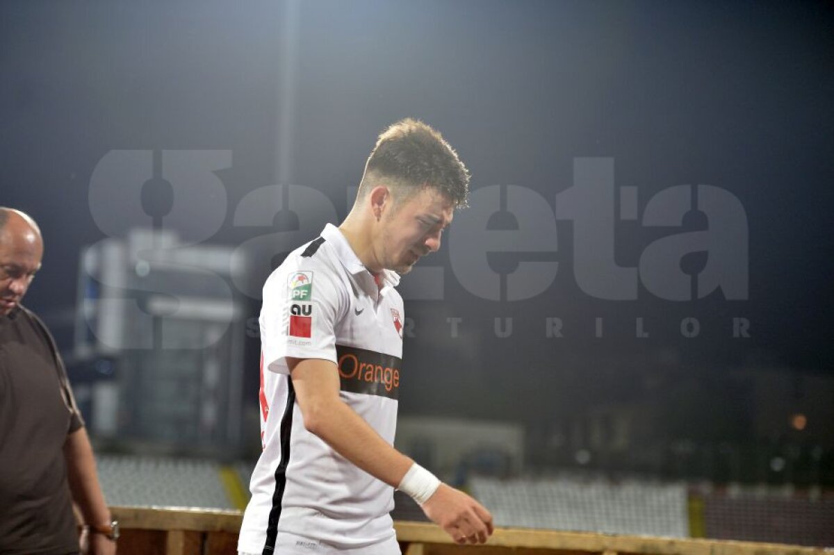 FOTO Imaginile durerii » Jucătorii dinamoviști au plâns în hohote pe gazon, sfâșiați după tragedia lui Ekeng