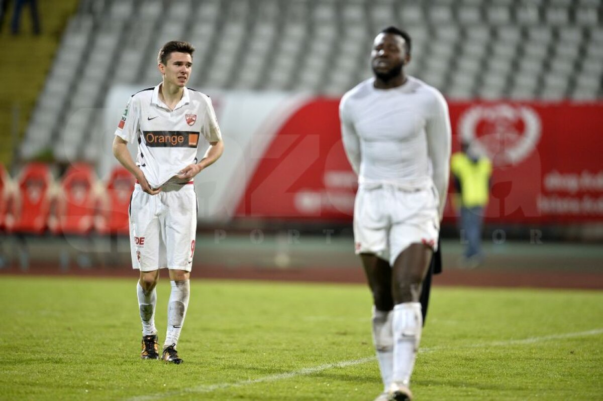 FOTO Imaginile durerii » Jucătorii dinamoviști au plâns în hohote pe gazon, sfâșiați după tragedia lui Ekeng