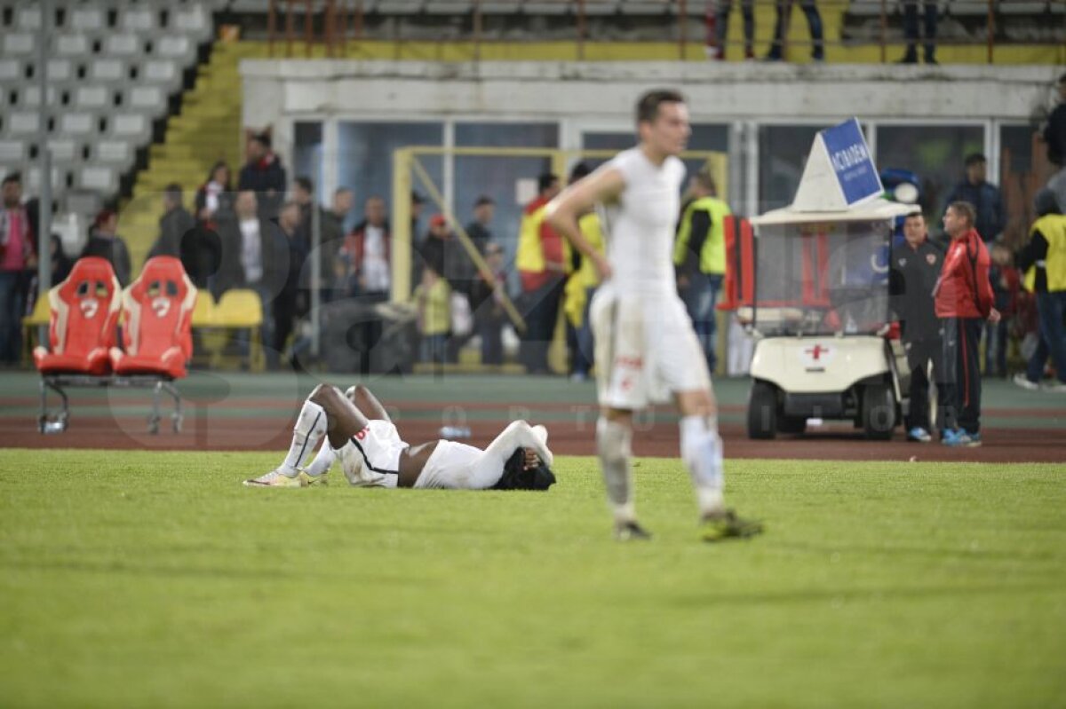 FOTO Imaginile durerii » Jucătorii dinamoviști au plâns în hohote pe gazon, sfâșiați după tragedia lui Ekeng