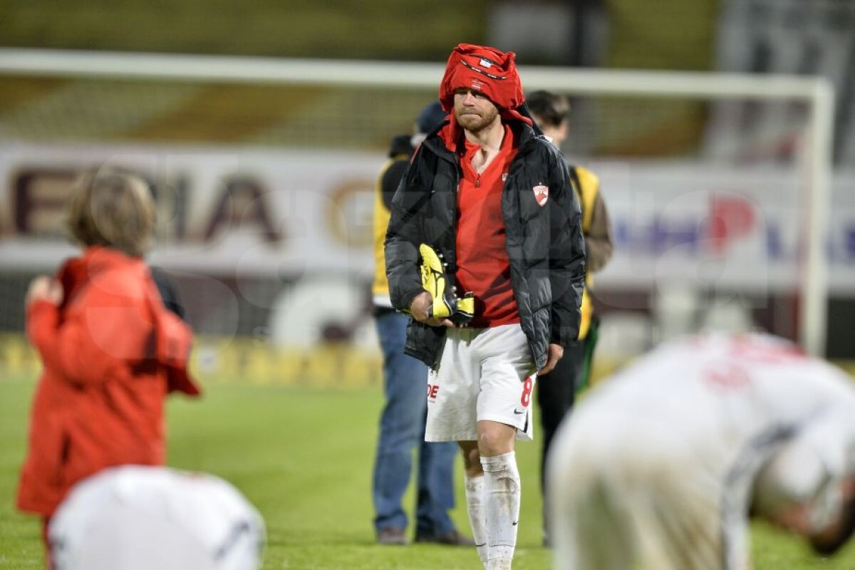 FOTO Imaginile durerii » Jucătorii dinamoviști au plâns în hohote pe gazon, sfâșiați după tragedia lui Ekeng