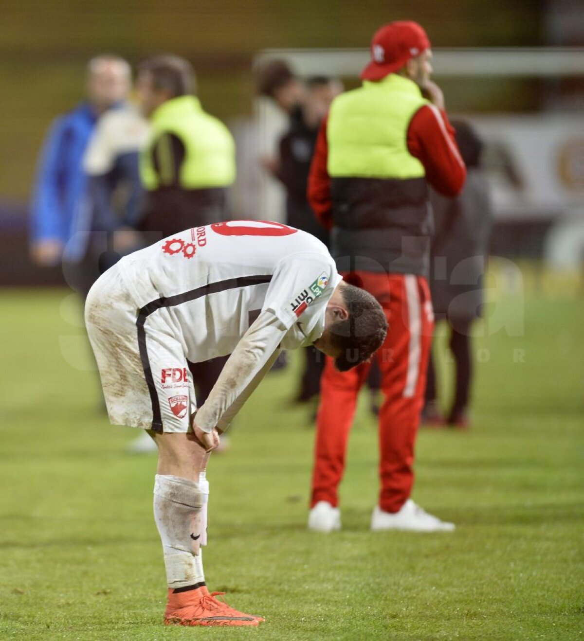 FOTO Imaginile durerii » Jucătorii dinamoviști au plâns în hohote pe gazon, sfâșiați după tragedia lui Ekeng