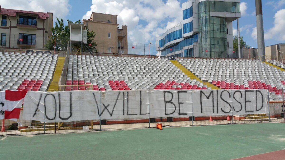 UPDATE VIDEO și FOTO Arena din Ștefan cel Mare s-a transformat în loc de pelerinaj » Steaua, Dinamo și Rapid au venit la stadion pentru a aprinde o lumânare în memoria lui Ekeng