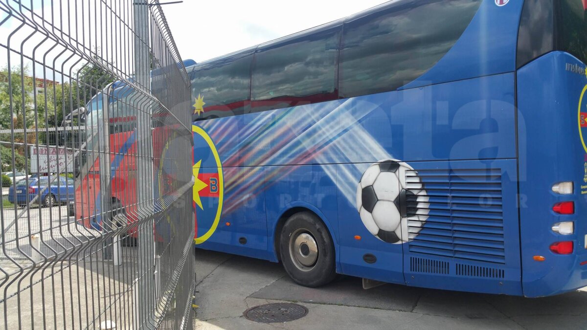 UPDATE VIDEO și FOTO Arena din Ștefan cel Mare s-a transformat în loc de pelerinaj » Steaua, Dinamo și Rapid au venit la stadion pentru a aprinde o lumânare în memoria lui Ekeng