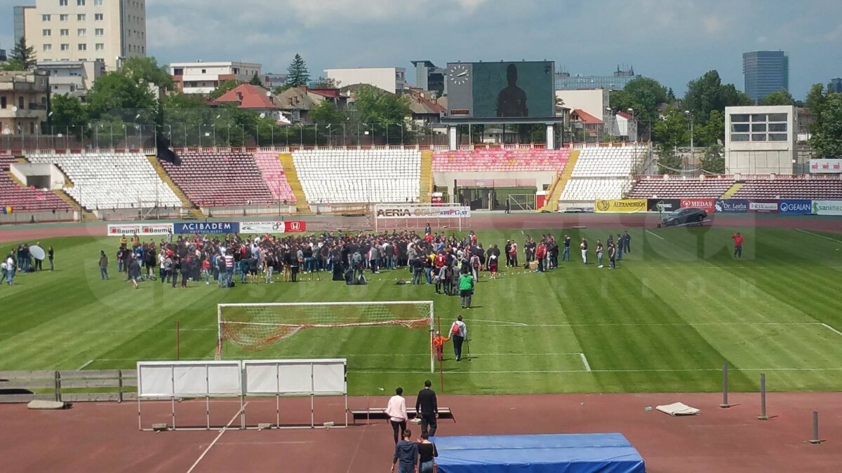 UPDATE VIDEO și FOTO Arena din Ștefan cel Mare s-a transformat în loc de pelerinaj » Steaua, Dinamo și Rapid au venit la stadion pentru a aprinde o lumânare în memoria lui Ekeng