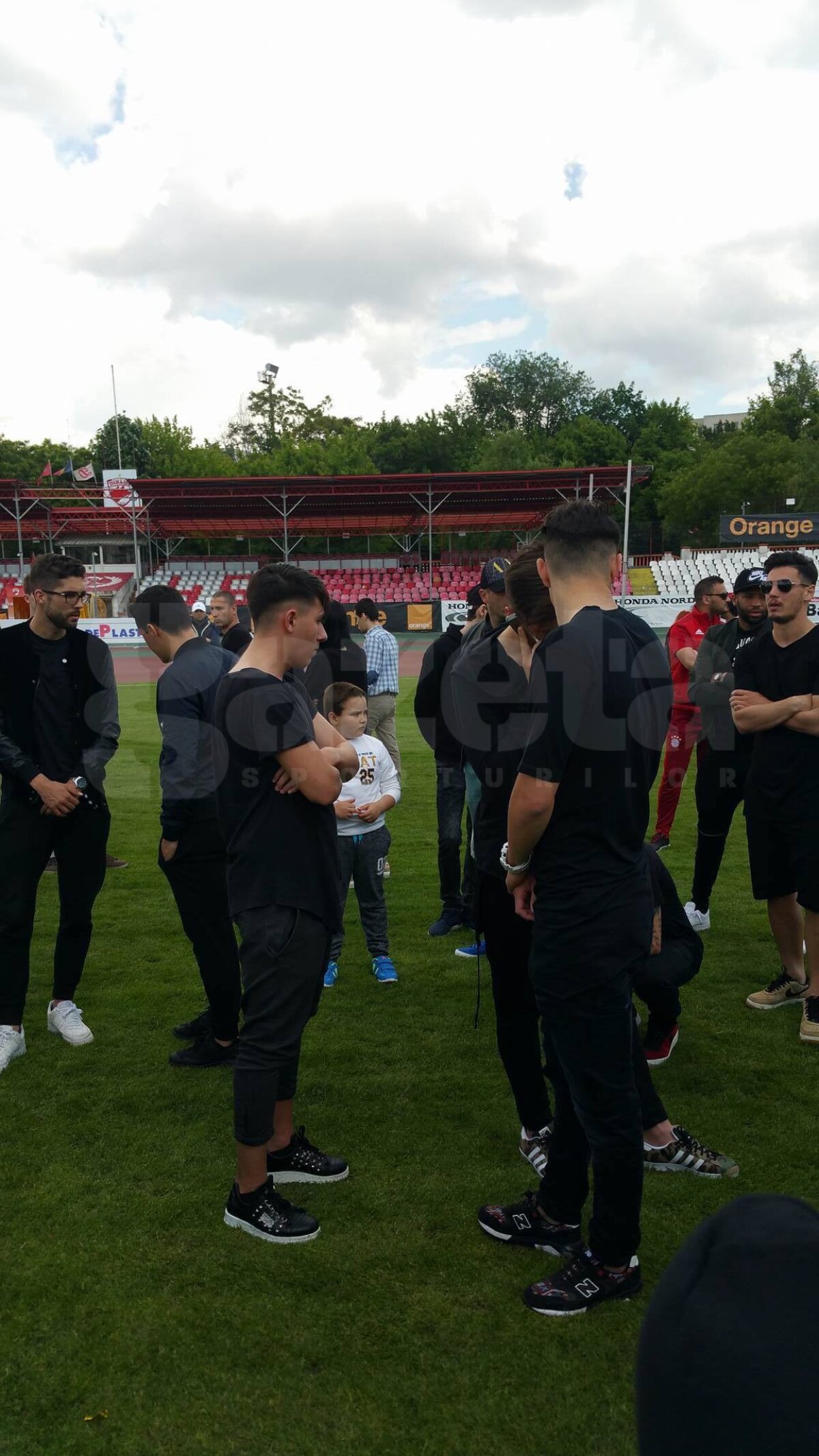 UPDATE VIDEO și FOTO Arena din Ștefan cel Mare s-a transformat în loc de pelerinaj » Steaua, Dinamo și Rapid au venit la stadion pentru a aprinde o lumânare în memoria lui Ekeng