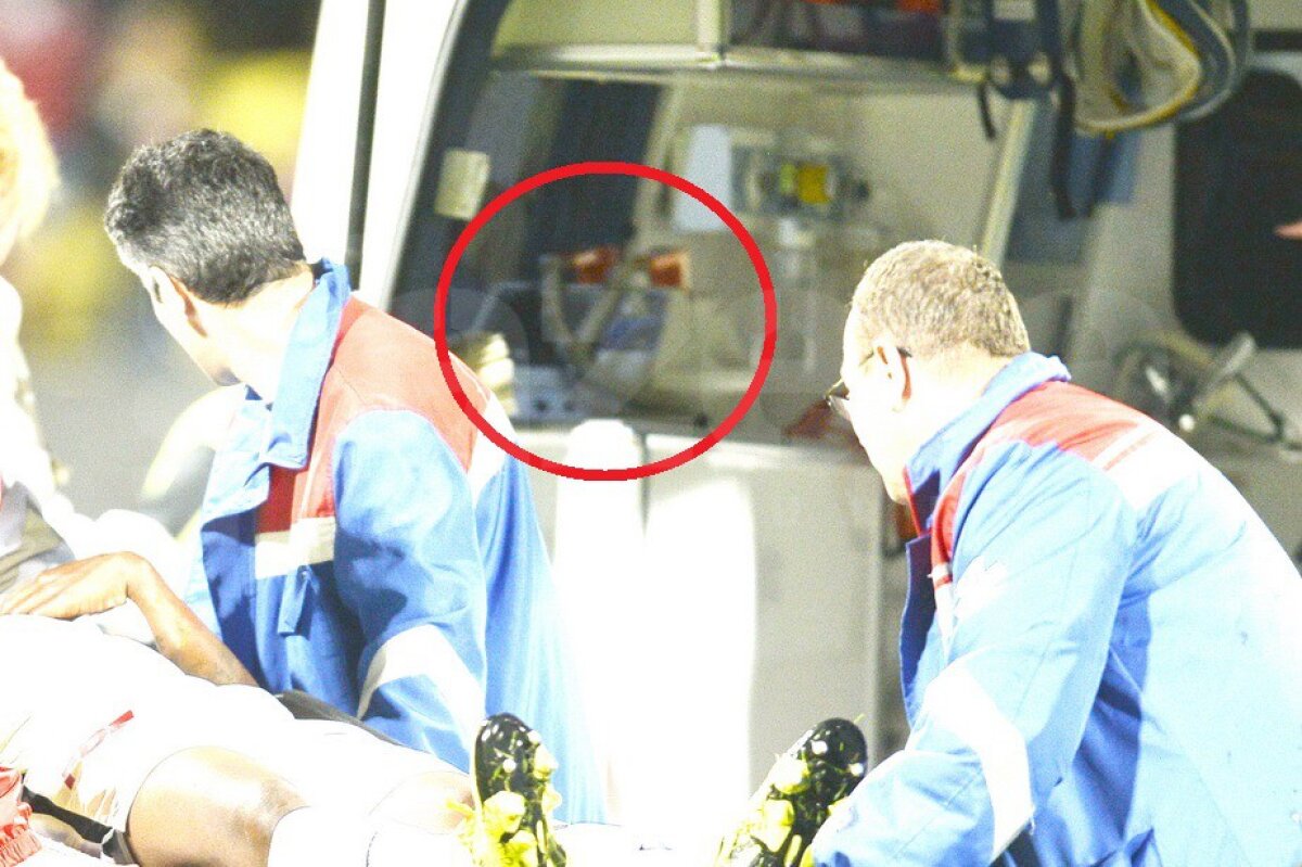FOTO Detalii șocante de la momentul în care Ekeng a fost urcat în ambulanță » Exista defibrilator, dar nu s-a folosit!