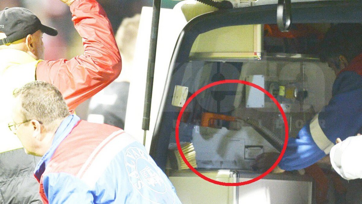 FOTO Detalii șocante de la momentul în care Ekeng a fost urcat în ambulanță » Exista defibrilator, dar nu s-a folosit!