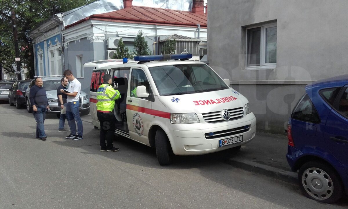 GALERIE FOTO Anchetă la sediul Puls » Poliția criminalistică a verificat și a sigilat ambulanța în care a fost transportat Ekeng la Urgență