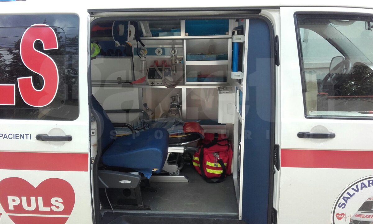 GALERIE FOTO Anchetă la sediul Puls » Poliția criminalistică a verificat și a sigilat ambulanța în care a fost transportat Ekeng la Urgență