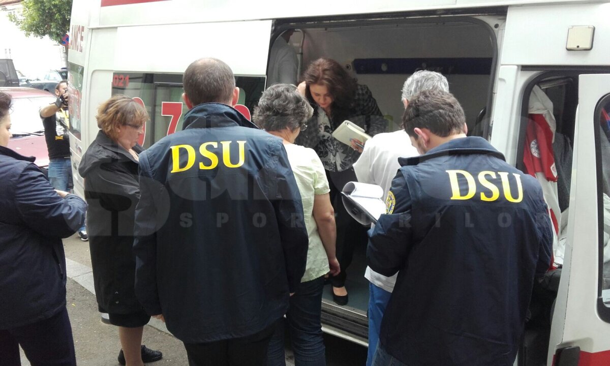 GALERIE FOTO Anchetă la sediul Puls » Poliția criminalistică a verificat și a sigilat ambulanța în care a fost transportat Ekeng la Urgență