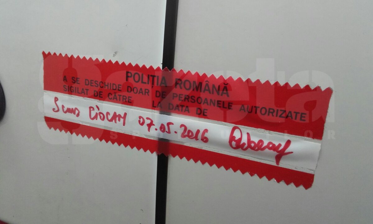 GALERIE FOTO Anchetă la sediul Puls » Poliția criminalistică a verificat și a sigilat ambulanța în care a fost transportat Ekeng la Urgență