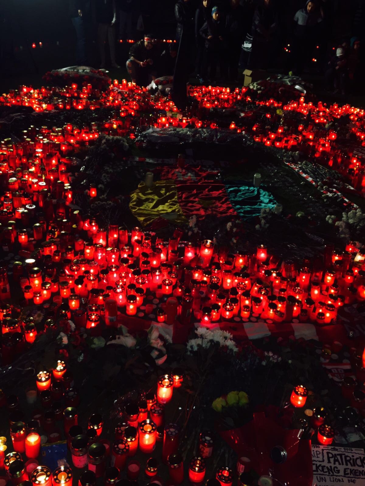 GALERIE FOTO Imagini emoționante de la arena din Ștefan cel Mare » Suporterii continuă pelerinajul și după căderea nopții. Întreg stadionul înconjurat cu pânze negre 