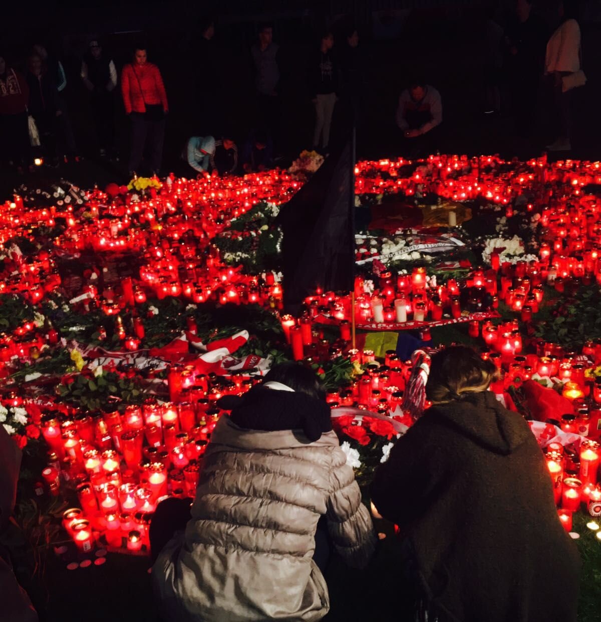 GALERIE FOTO Imagini emoționante de la arena din Ștefan cel Mare » Suporterii continuă pelerinajul și după căderea nopții. Întreg stadionul înconjurat cu pânze negre 