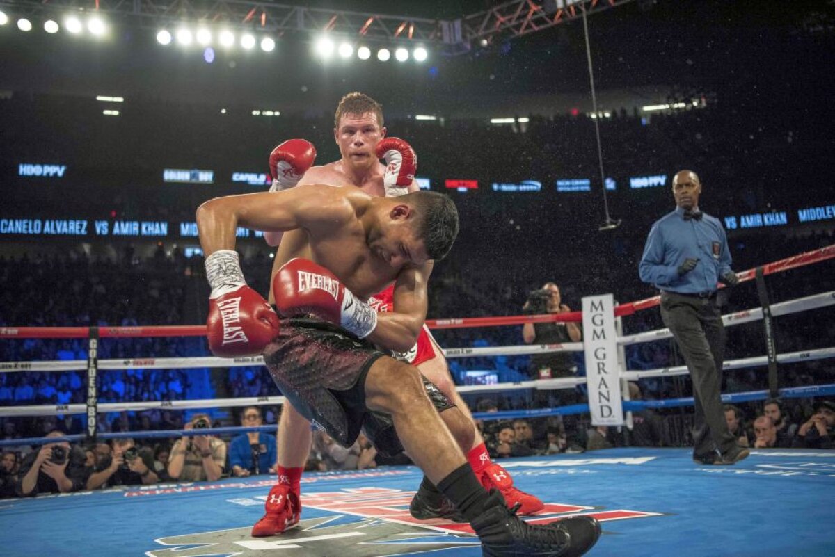 FOTO + VIDEO KO devastator reușit de Canelo Alvarez » Amir Khan a fost transportat la spital imediat după meci!