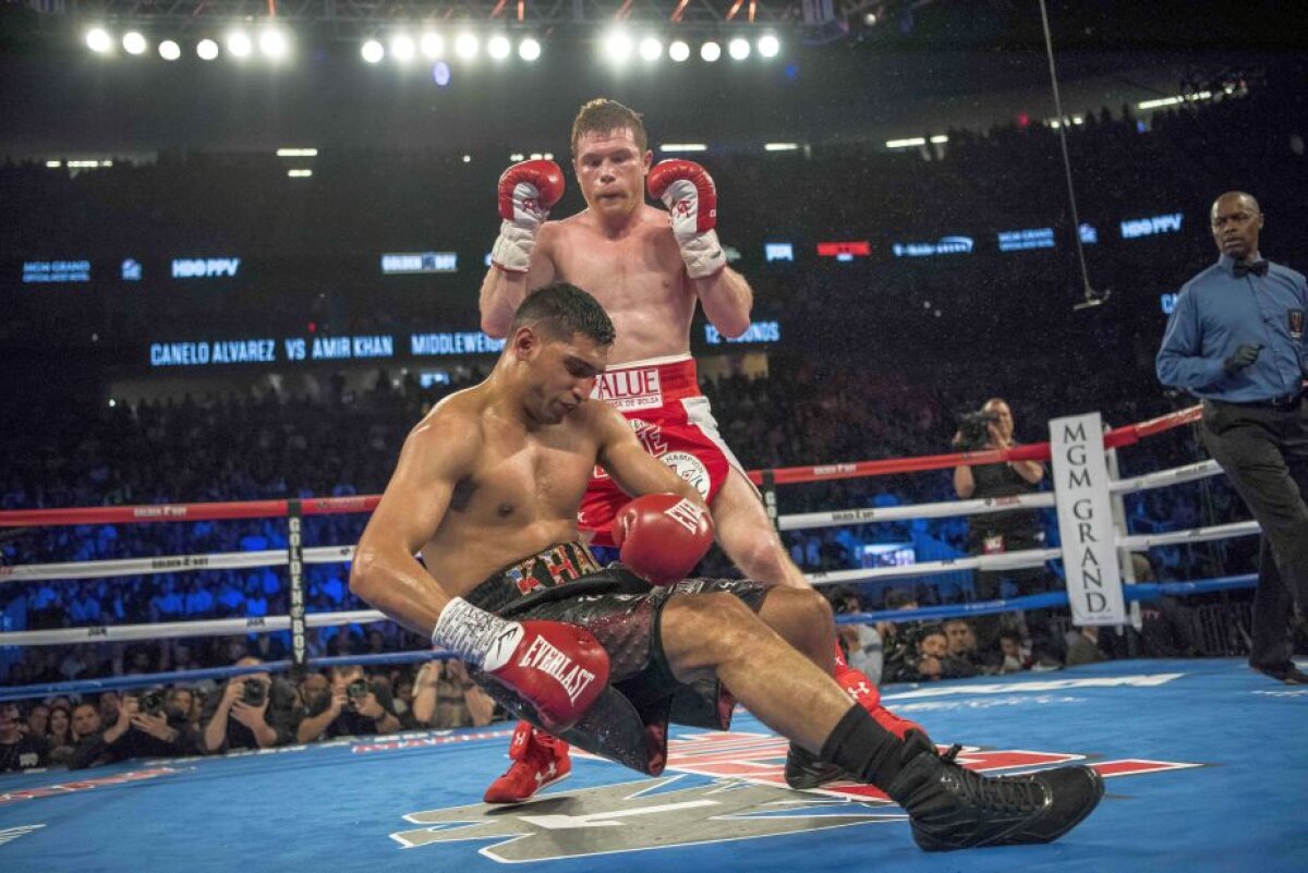 FOTO + VIDEO KO devastator reușit de Canelo Alvarez » Amir Khan a fost transportat la spital imediat după meci!