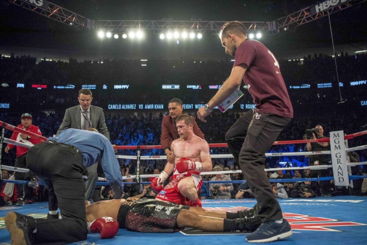 FOTO + VIDEO KO devastator reușit de Canelo Alvarez » Amir Khan a fost transportat la spital imediat după meci!