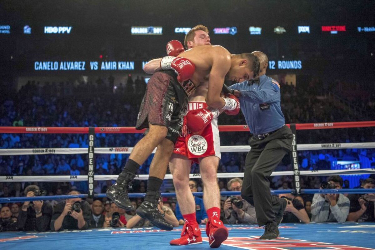 FOTO + VIDEO KO devastator reușit de Canelo Alvarez » Amir Khan a fost transportat la spital imediat după meci!