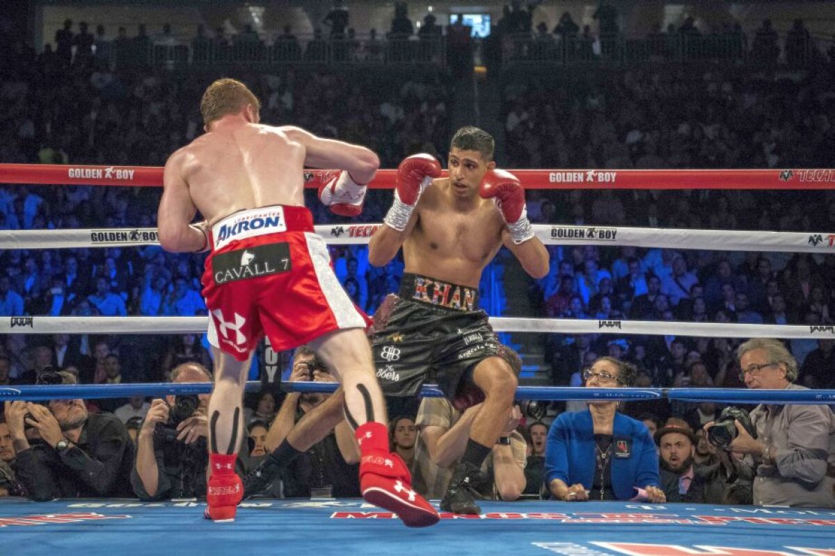 FOTO + VIDEO KO devastator reușit de Canelo Alvarez » Amir Khan a fost transportat la spital imediat după meci!