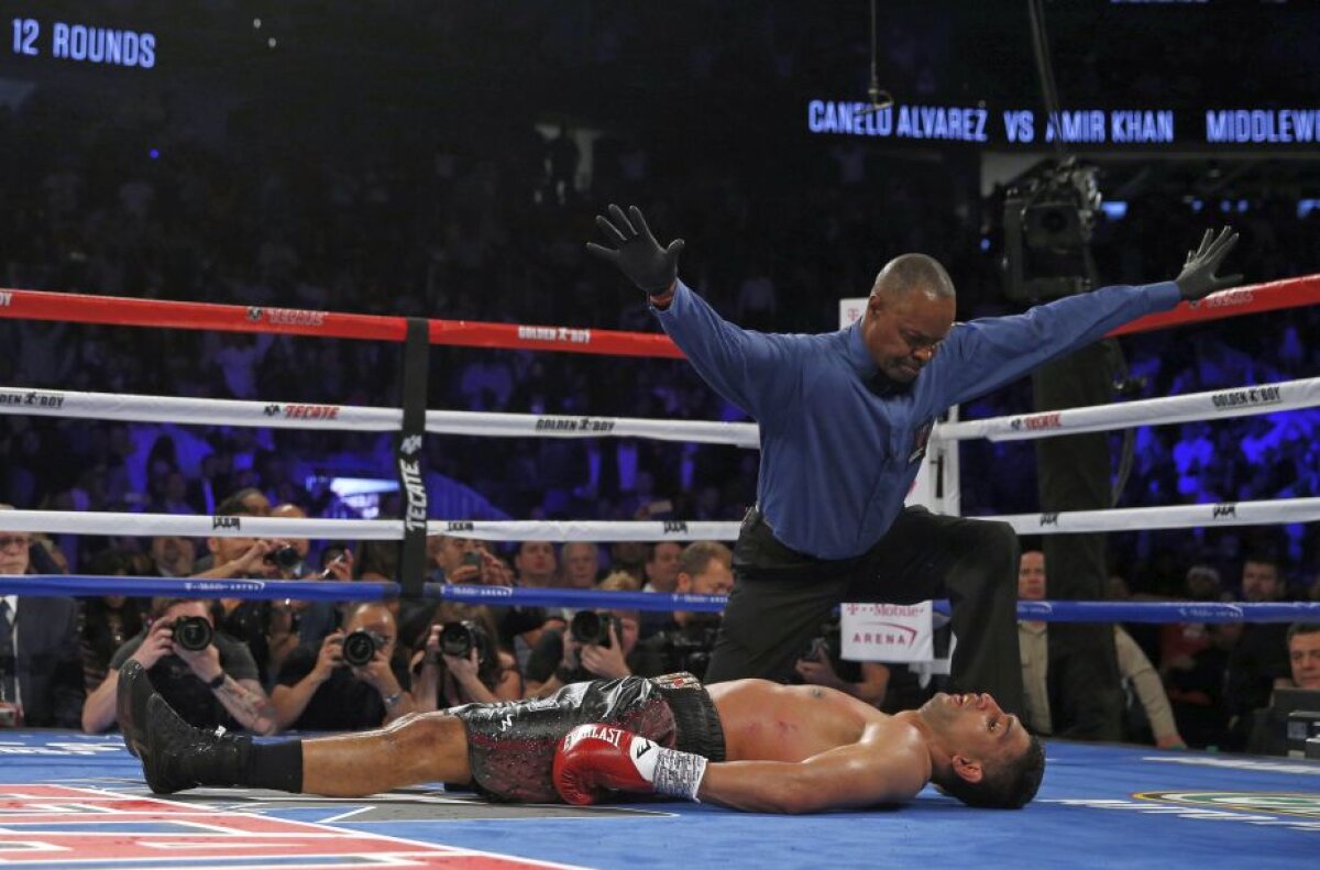 FOTO + VIDEO KO devastator reușit de Canelo Alvarez » Amir Khan a fost transportat la spital imediat după meci!