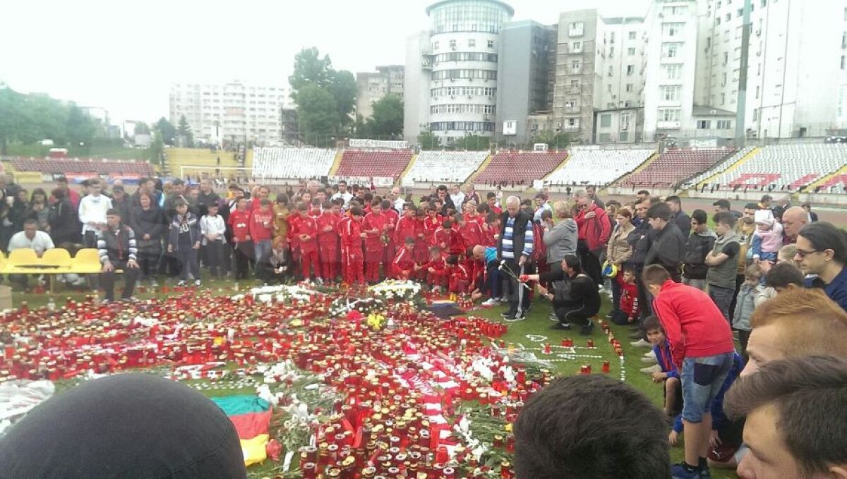FOTO + VIDEO Imagini impresionante » Copiii de la Dinamo și ACS Steaua i-au adus un omagiu lui Ekeng