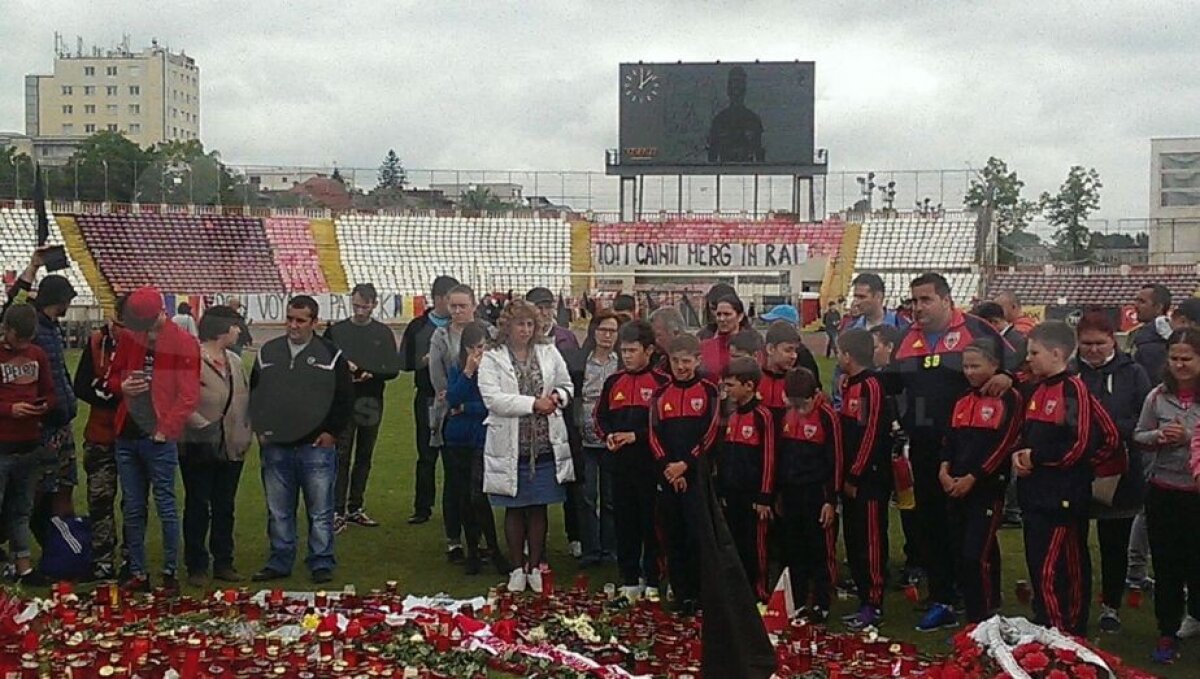 FOTO + VIDEO Imagini impresionante » Copiii de la Dinamo și ACS Steaua i-au adus un omagiu lui Ekeng