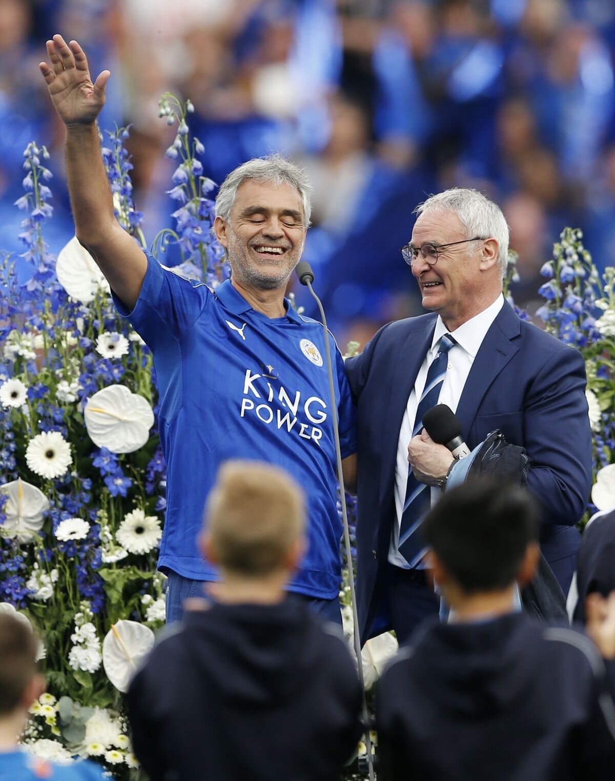 Sărbătoare cu fast pentru campioana Angliei » Andrea Bocelli, Lineker în slip și "vulpile" Leicester