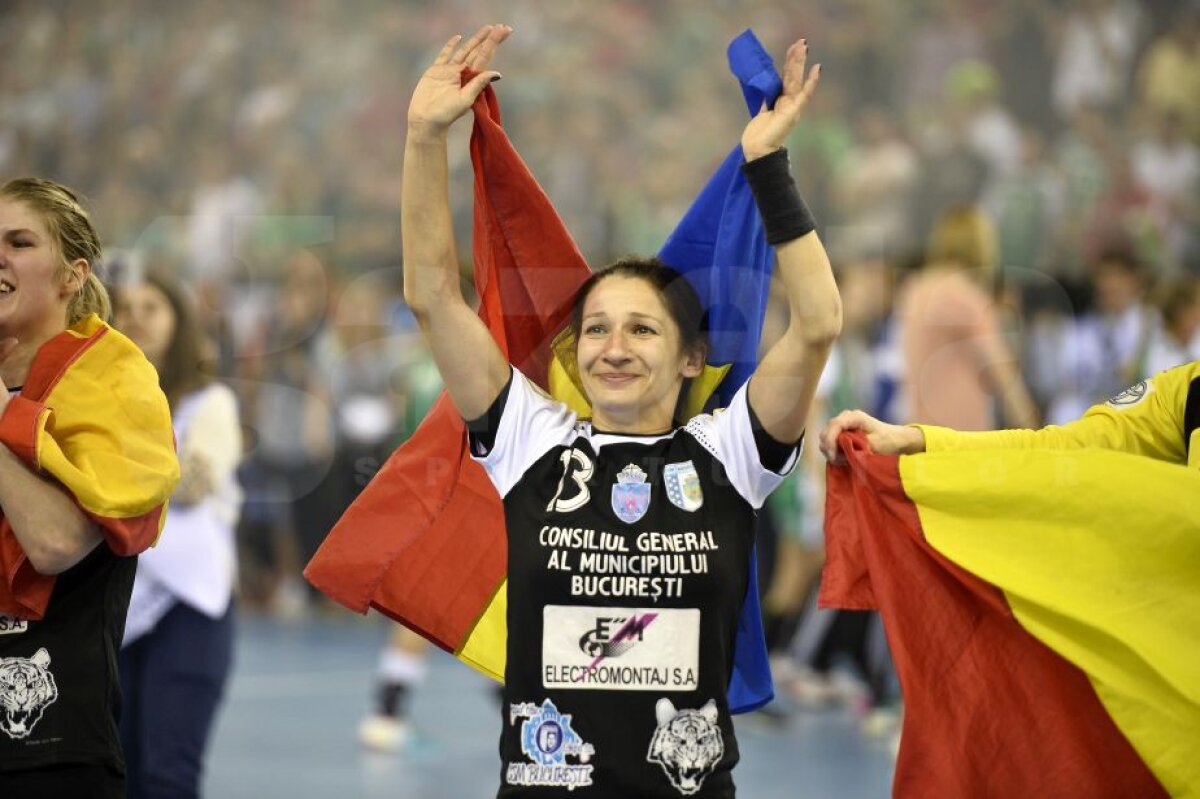 GALERIE FOTO Imagini superbe de la premierea fetelor de la CSM București după câștigarea Ligii Campionilor