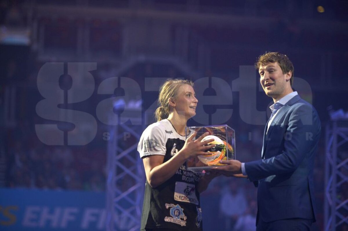 GALERIE FOTO Imagini superbe de la premierea fetelor de la CSM București după câștigarea Ligii Campionilor