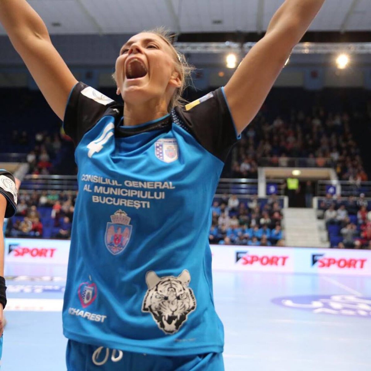 GALERIE FOTO Ea este suedeza nonconformistă care s-a îndrăgostit de România » Ce mesaj a postat după finala Ligii Campionilor + cum arată când nu joacă handbal