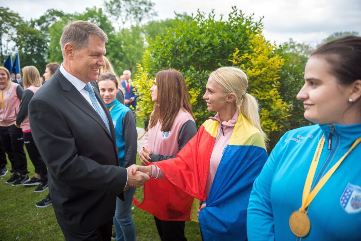 GALERIE FOTO+VIDEO Fetele de la CSM București au fost primite de președintele Iohannis la Cotroceni » Imediat după și-au prezentat trofeul Ligii Campionilor la Sala Rapid