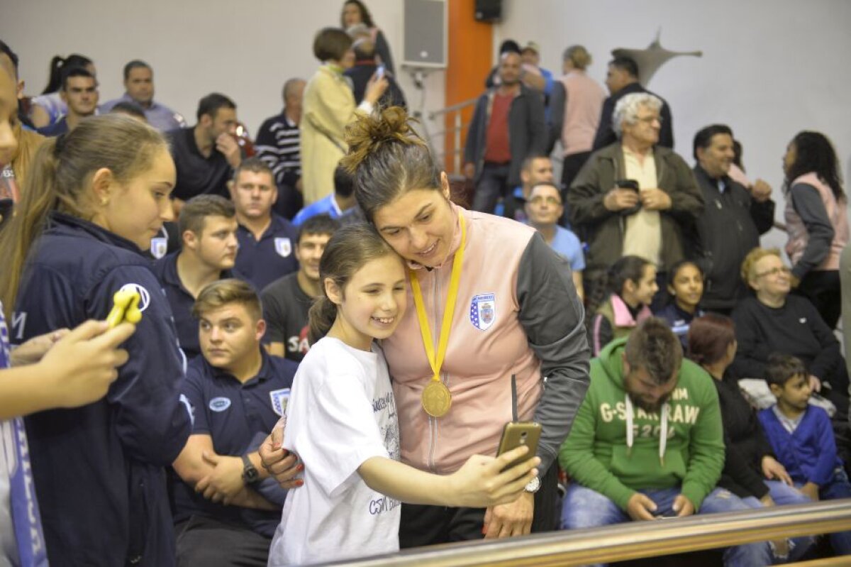 GALERIE FOTO+VIDEO Fetele de la CSM București au fost primite de președintele Iohannis la Cotroceni » Imediat după și-au prezentat trofeul Ligii Campionilor la Sala Rapid