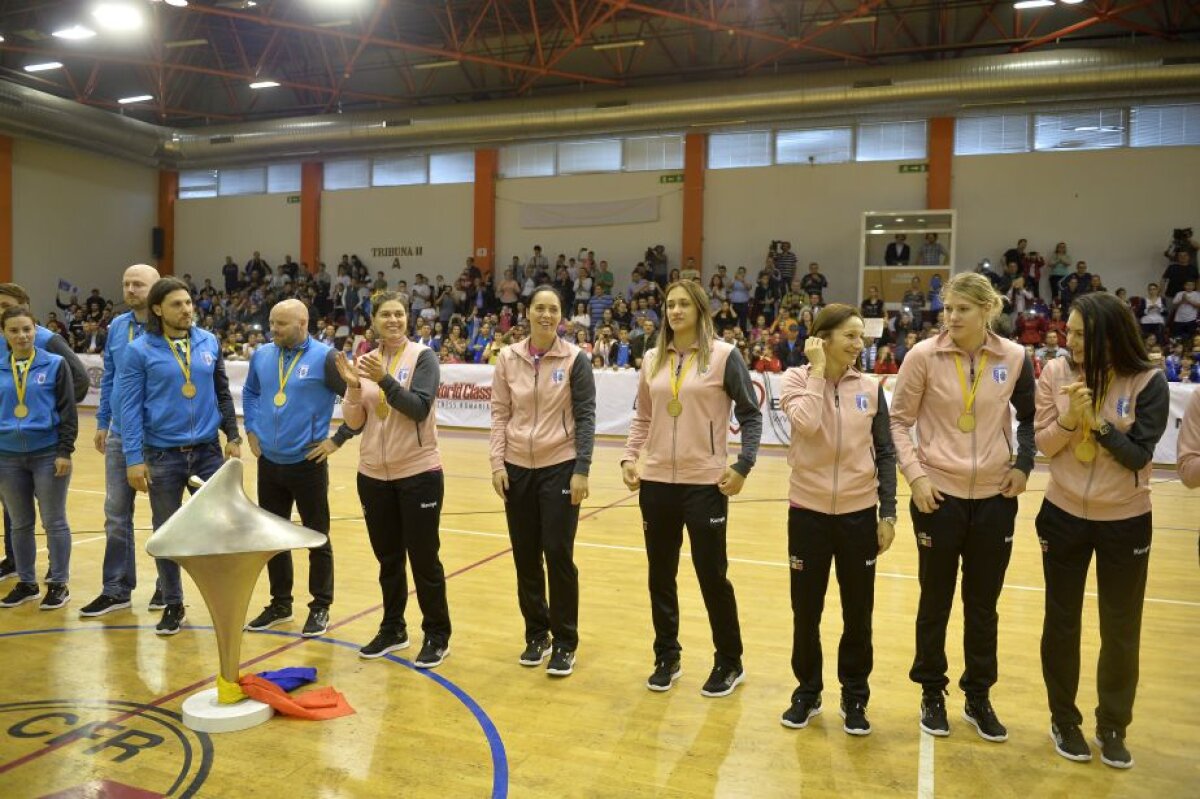 GALERIE FOTO+VIDEO Fetele de la CSM București au fost primite de președintele Iohannis la Cotroceni » Imediat după și-au prezentat trofeul Ligii Campionilor la Sala Rapid